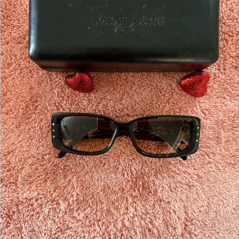 Vintage Tres Noir / Trophy Queen sunglasses